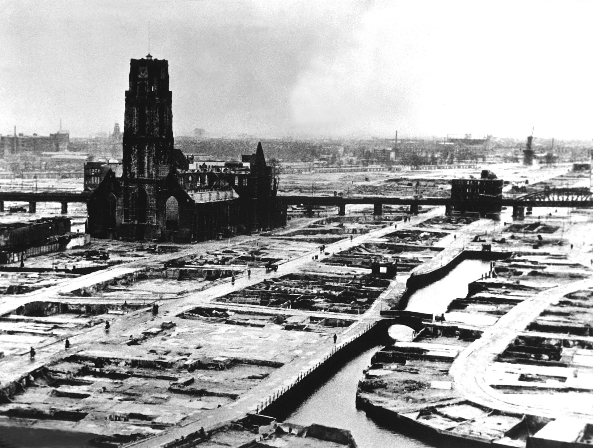 1920px-Rotterdam_Laurenskerk_na_bombardement_van_mei_1940