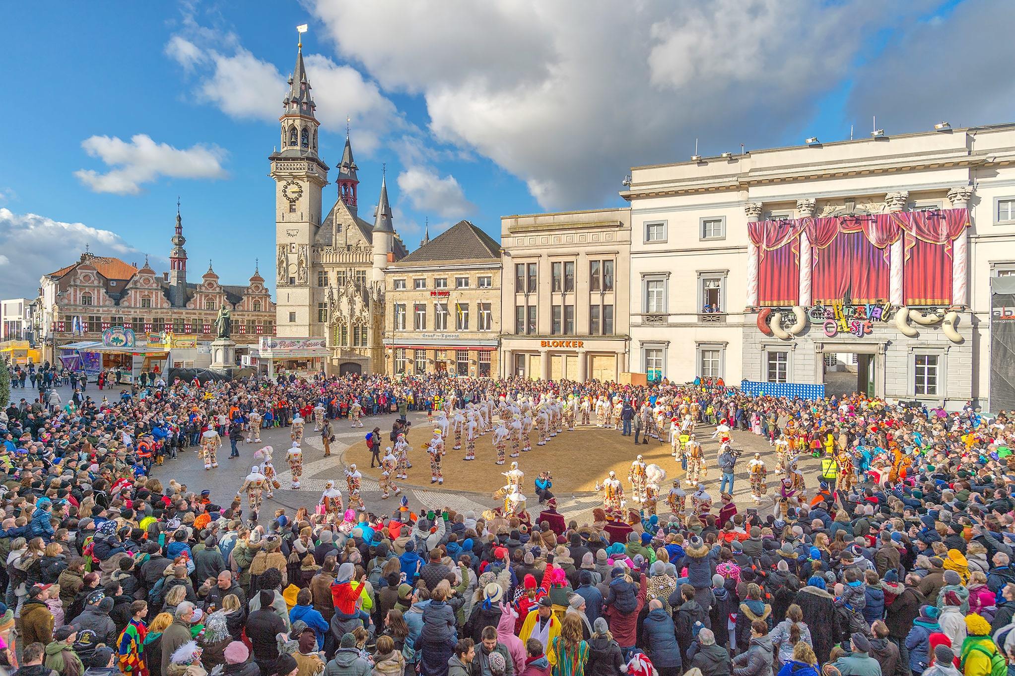 2018 carnaval maandag bezemdans gilles op Grote Markt luchtbeeld mooi beeld Cameraad 13 web min