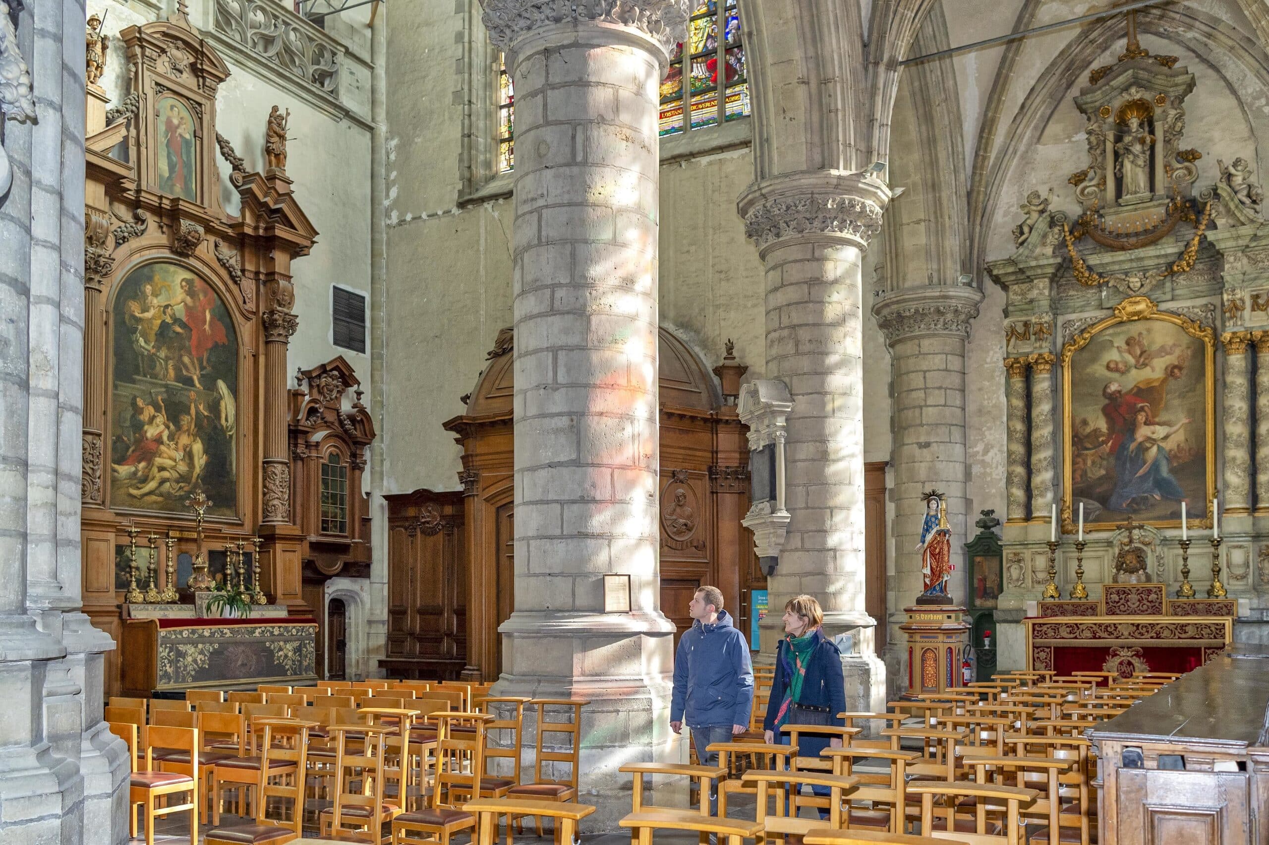 20190320 Sint Martinuskerk binnen koppel bezoekt de kerk toeristen Gert Swillens min