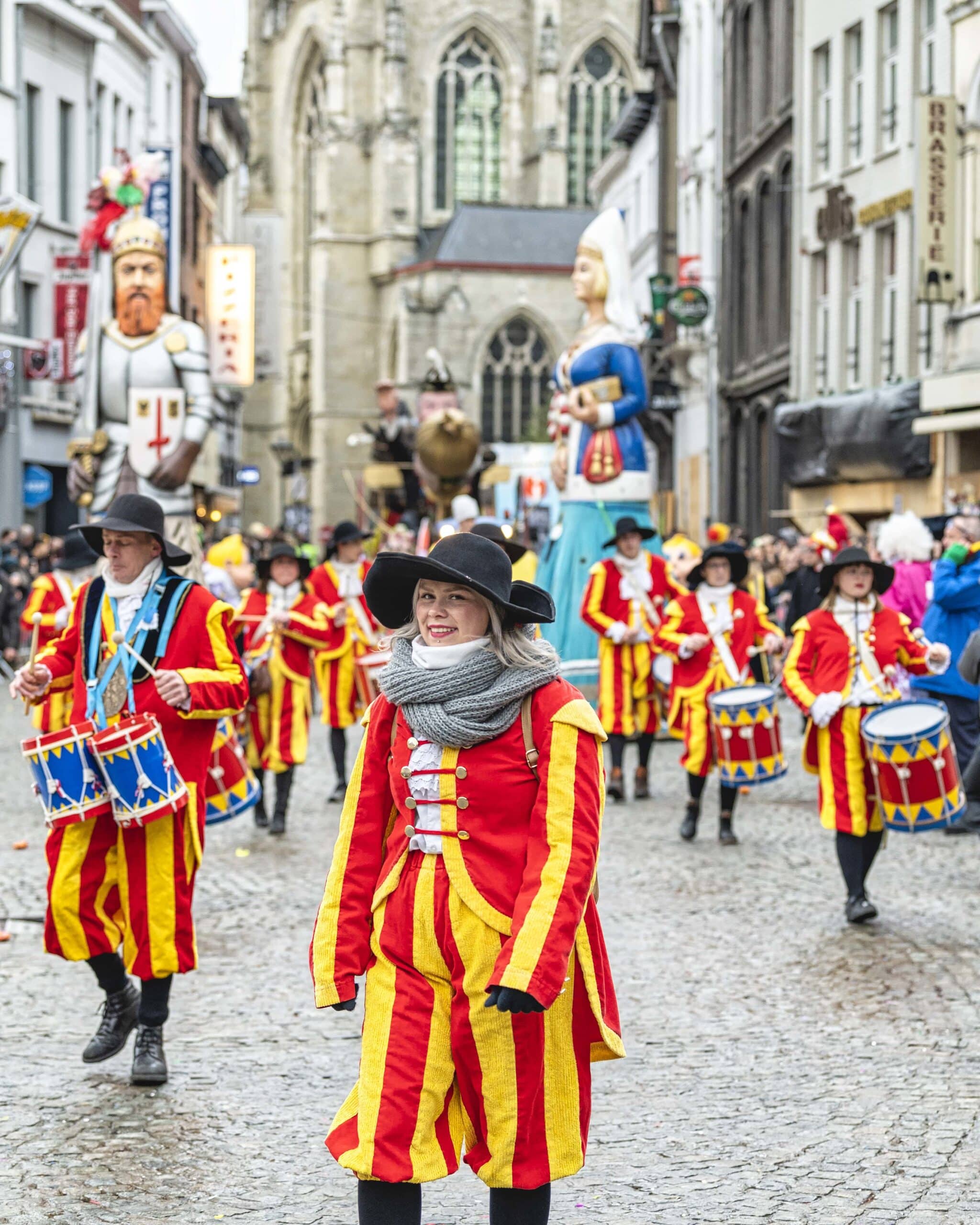 2020 carnaval begin zondagsstoet begeleiders reuzen Iwein en Lauretta Grote Markt Cameraad 11 HR min