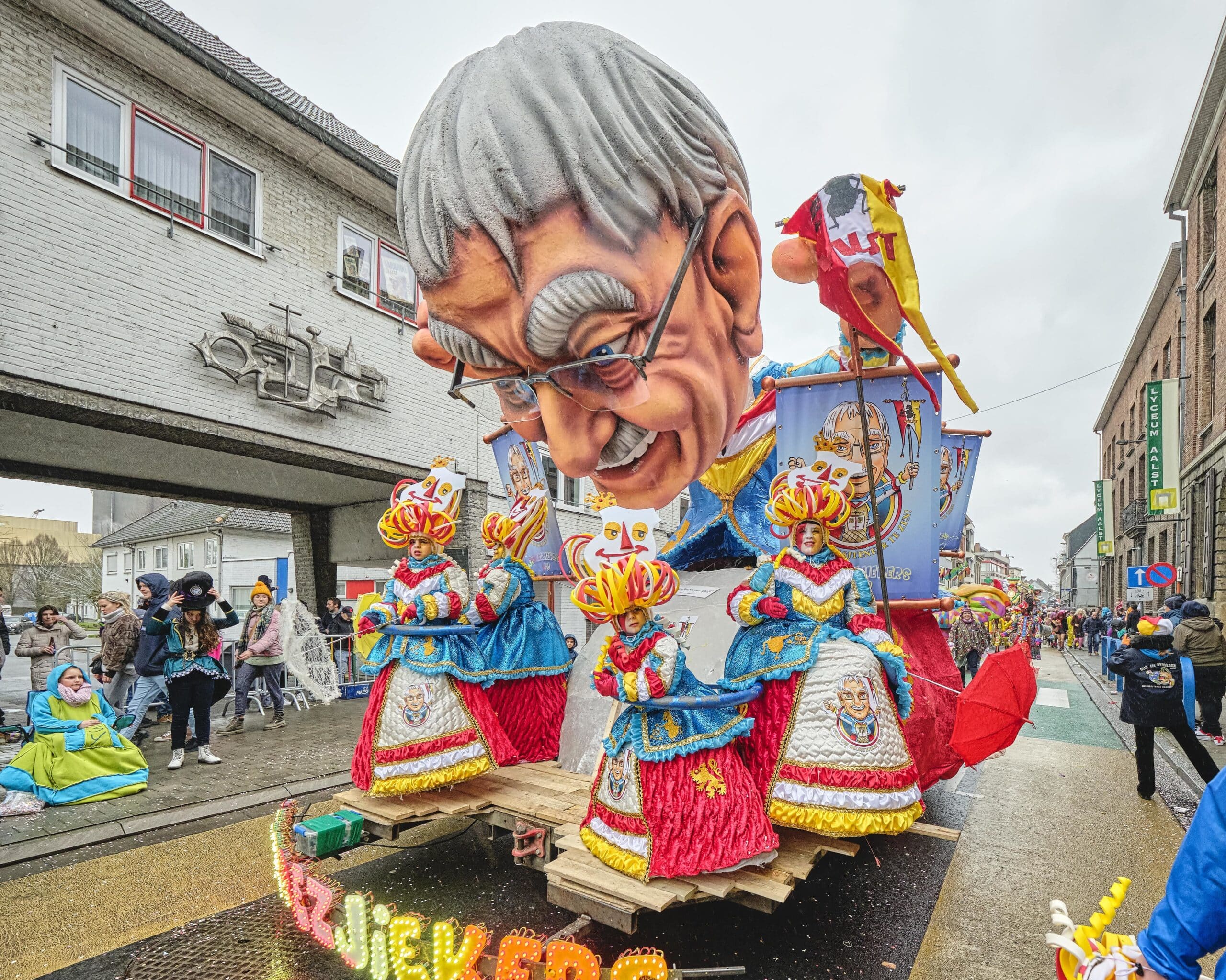 2020 carnaval zondagsstoet wagen met kop Kamiel kleurrijk Cameraad 137 HR min