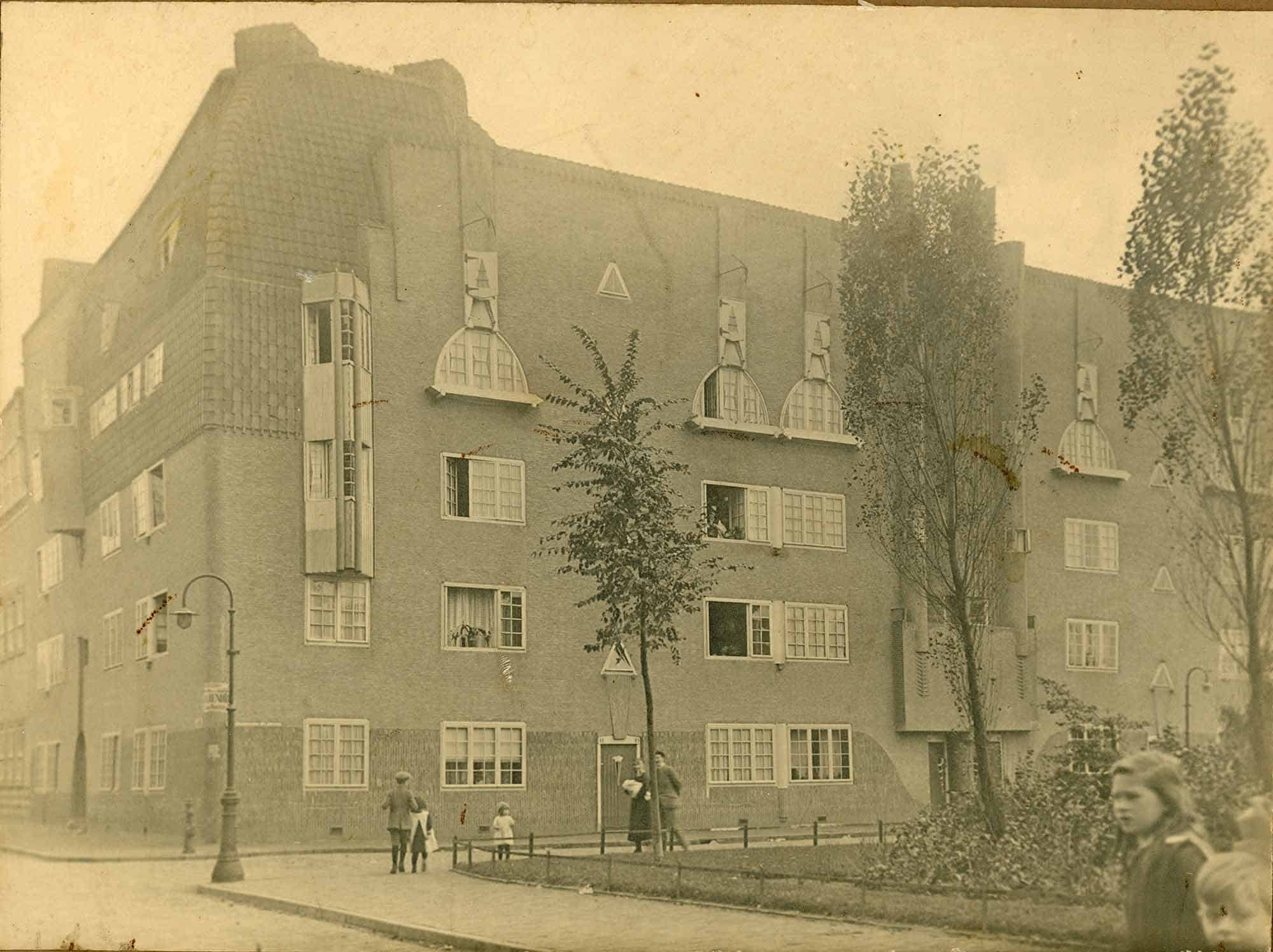 3 Blok 2 van Michel de Klerk gefotografeerd van af het Spaarndammerplantsoen