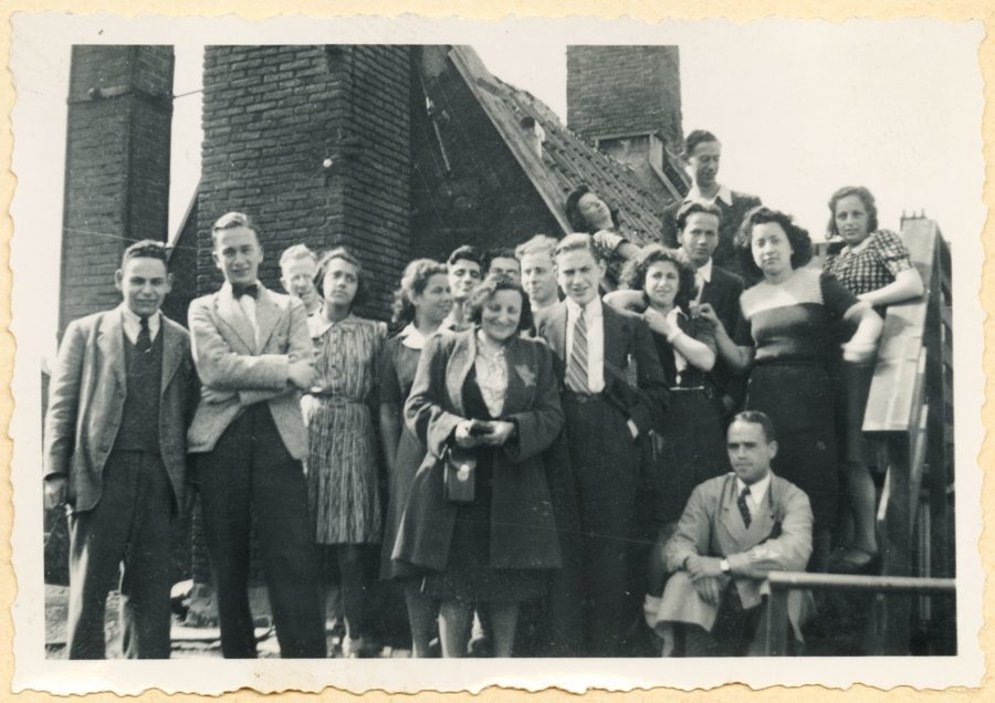 5 Fré Cohen met medewerkers en studenten van de Kunstnijverheidsschool ca 1942