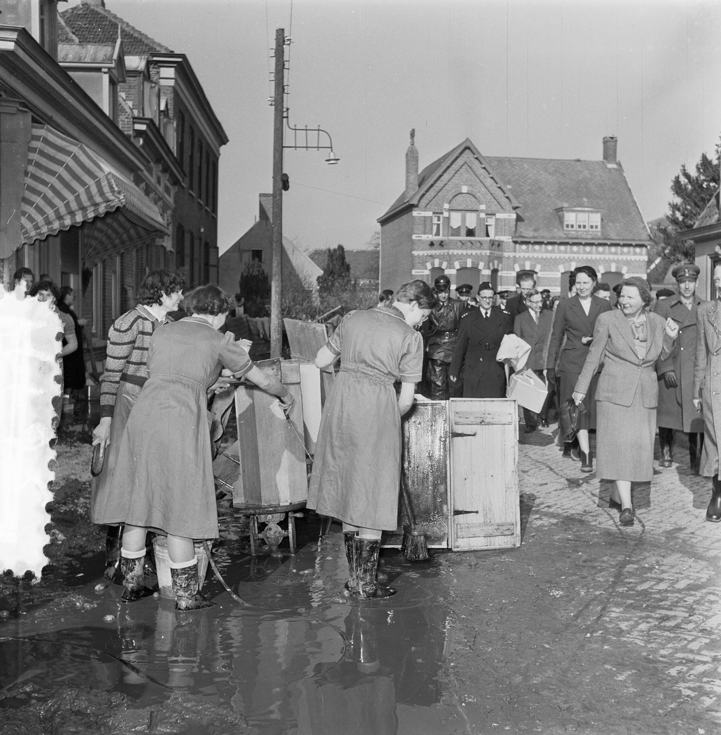 5 B Watersnoodramp 1953 Koningin Juliana bracht een onverwacht bezoek aan Nieuw Vossemeer