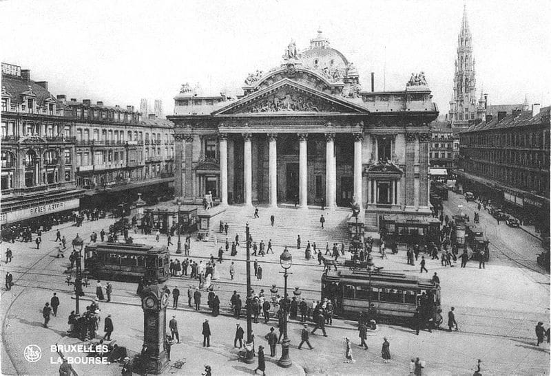 800px Brussel Beurs met trams