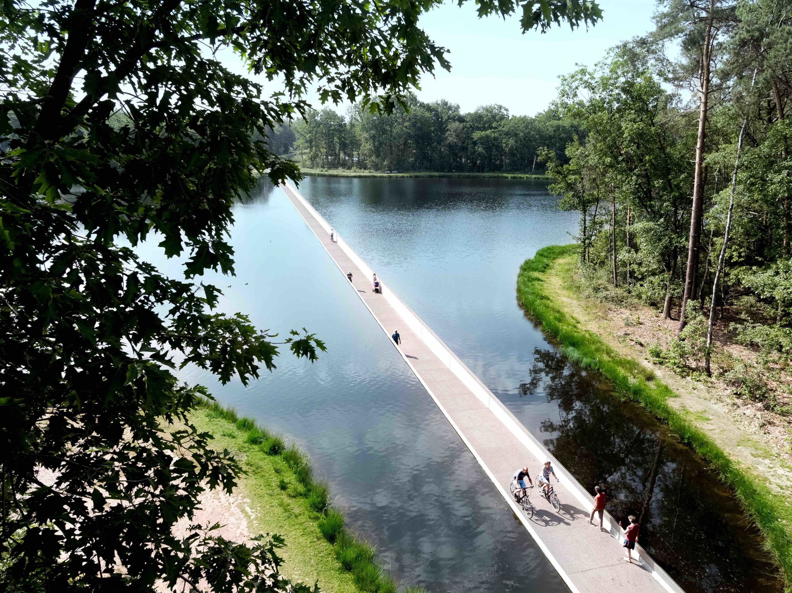 Fietsen door het water Stad Genk