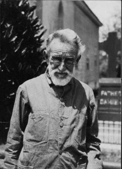 Joseph Dutton next to Father Damiens Grave PP 71 4 032 400x553