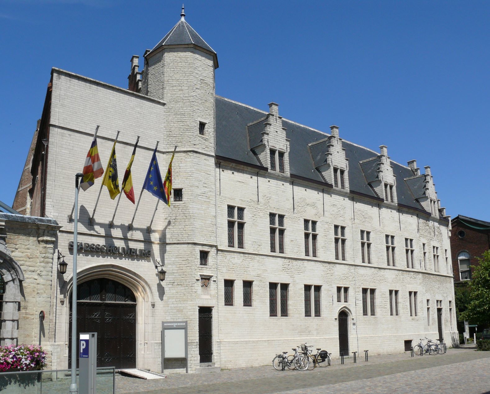 Mechelen Hof van Kamerrijk nu Stadsschouwburg CC BY SA 3 0 ad maskens aangepast