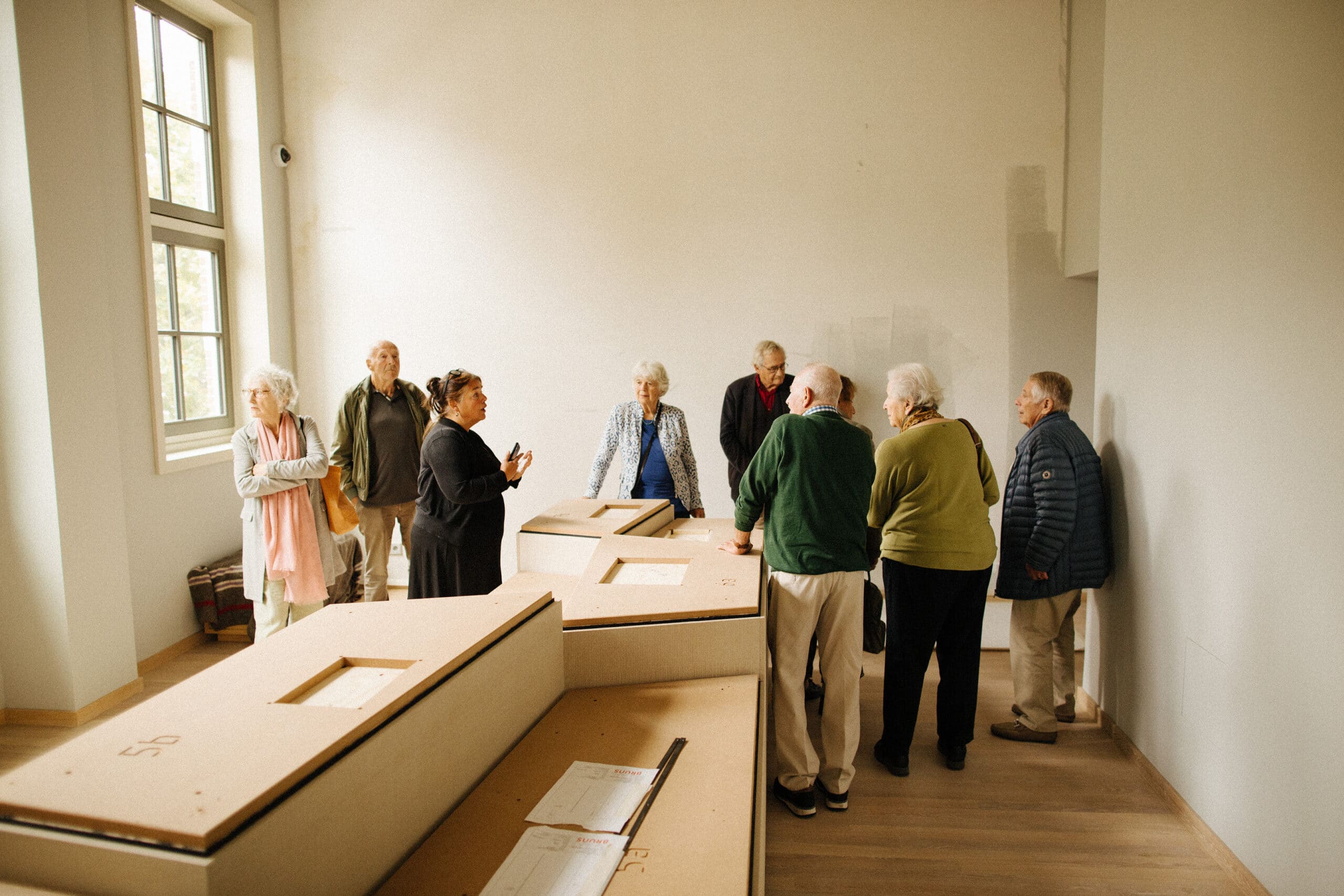 Projectmedewerker Esther Göbel leidt een aantal overlevenden rond door het Nationaal Holocaustmuseum Raymond van Mil