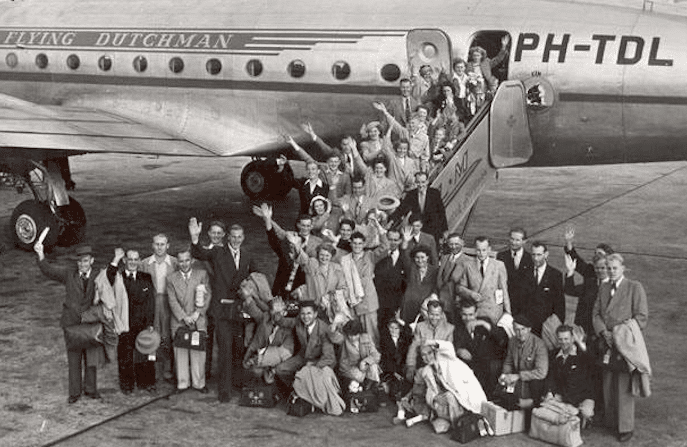 Emigranten vertrekken vanaf schiphol 1948